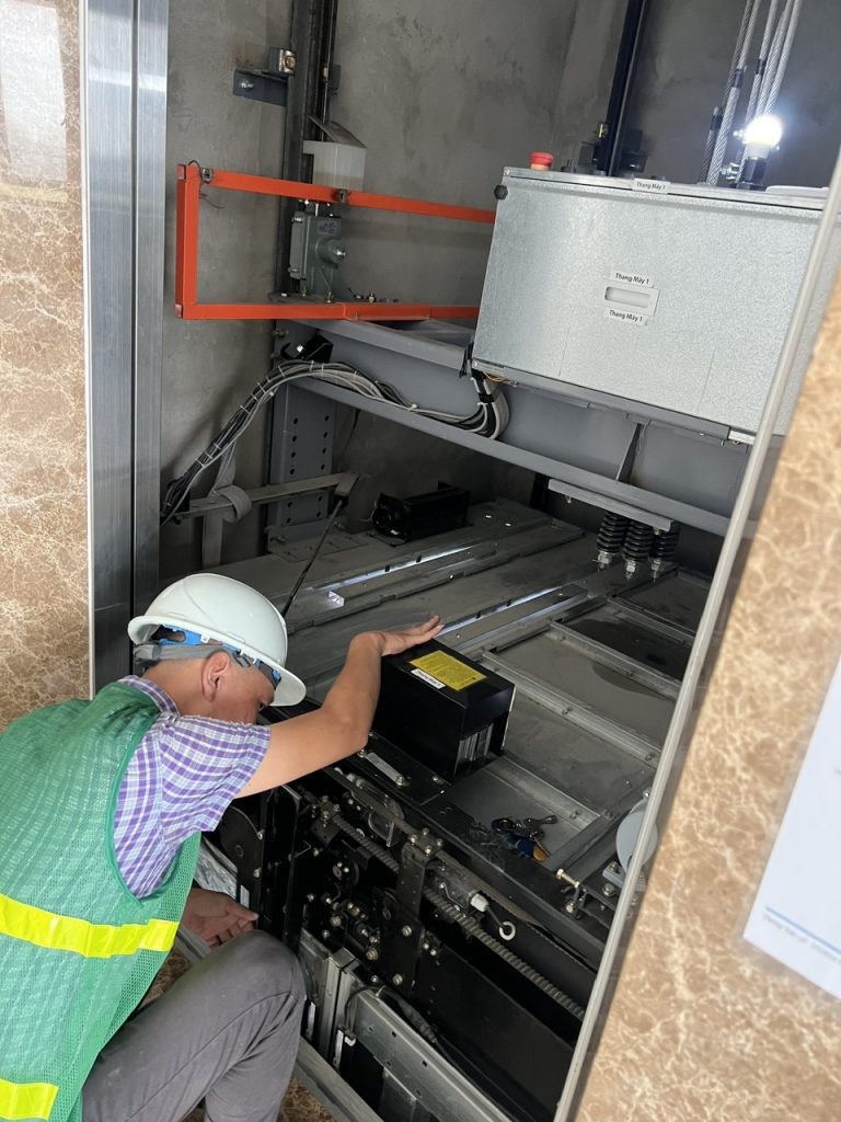 bảo trì đâu cửa thang máy